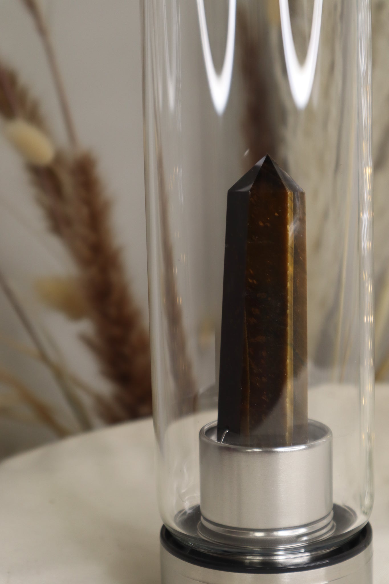 Bouteille en verre avec sa pierre précieuse.