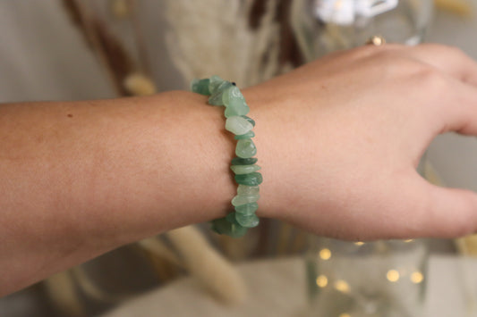 Bracelet chips aventurine porté.