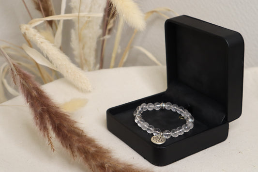 Mise en situation du bracelet en cristal de roche et son pendentif.