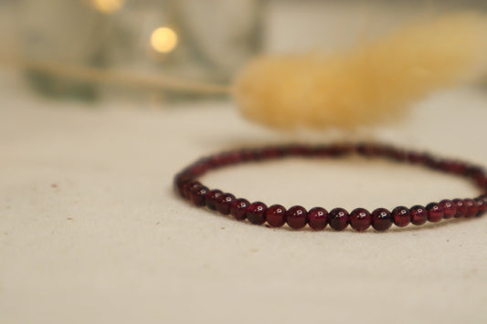 Zoom sur les pierres précieuses du bracelet grenat.