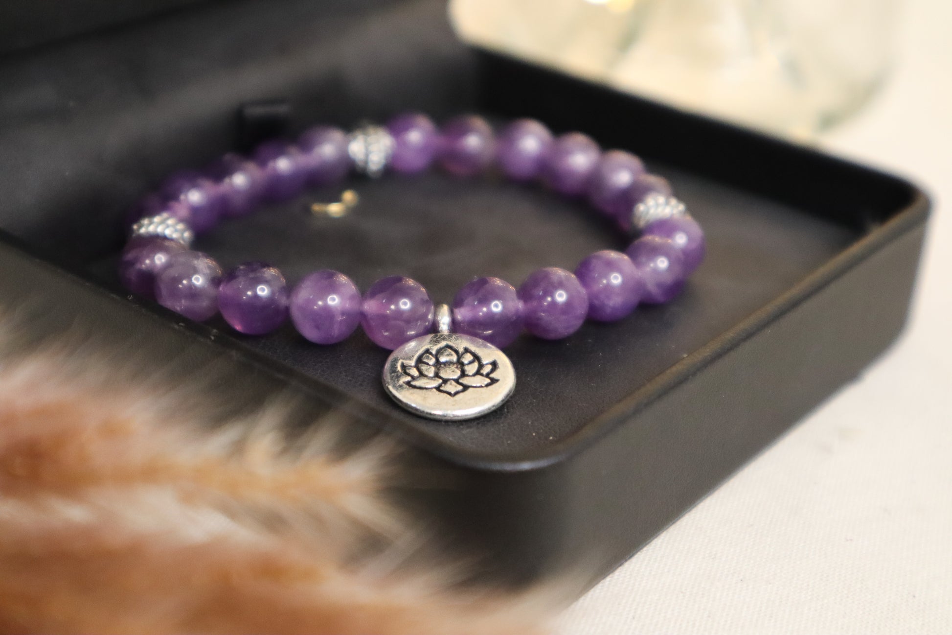 Bracelet en améthyste et son pendentif lotus.